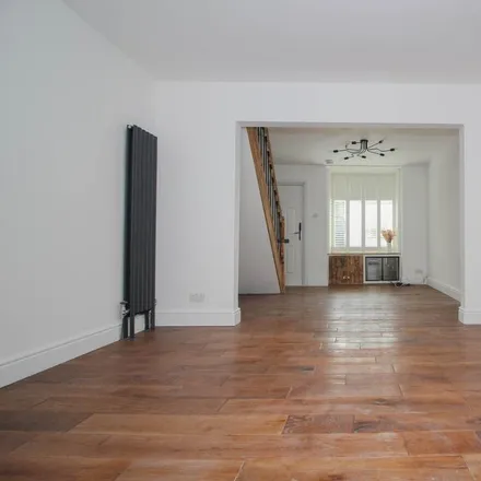 Image 3 - Grover Road, Watford, WD19 4HH, United Kingdom - Townhouse for rent