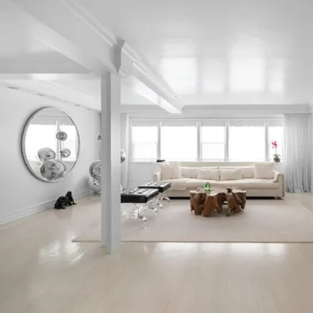 Image 2 - 220 East 67th Street, New York, NY 10065, USA - Apartment for sale