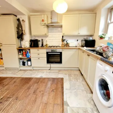 Rent this 6 bed townhouse on 25 Alderney Road in London, E1 4EG