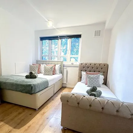 Rent this 3 bed apartment on London in N4 2NY, United Kingdom