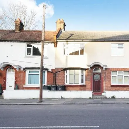 Rent this 6 bed duplex on Courthill Road in London, London