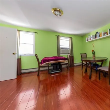Image 5 - 20-30 1/2 127th Street, New York, NY 11356, USA - House for sale