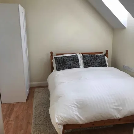 Rent this 3 bed apartment on StreetVibes Academy in Eltham High Street, London