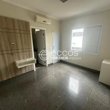 Rent this 3 bed house on Rua Francisco Sales in Osvaldo Rezende, Uberlândia - MG