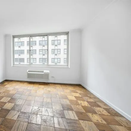 Image 4 - 333 EAST 45TH STREET 7E in New York - Apartment for sale