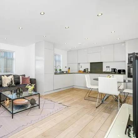 Image 5 - Chartswood House, The Runway, London, HA4 6SE, United Kingdom - Apartment for rent
