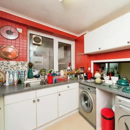 Image 3 - Kingsway Court, Queen's Gardens, Hove, BN3 2LR, United Kingdom - Apartment for sale