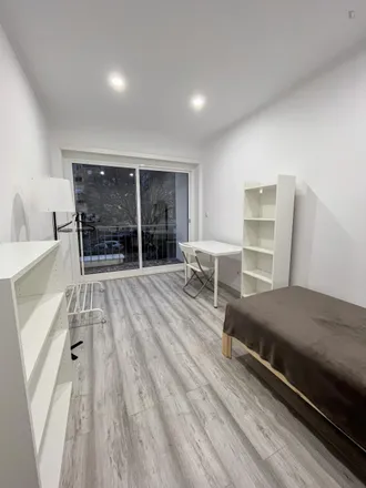 Rent this 3 bed room on Avenida de Ceuta 36 in 2700-190 Amadora, Portugal