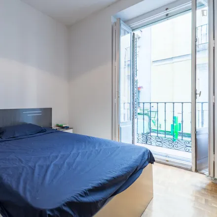 Rent this 4 bed room on Calle de los Jardines in 14, 28013 Madrid