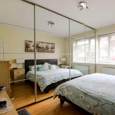 Image 6 - 32 Castle Avenue, London, E4 9RF, United Kingdom - Apartment for rent