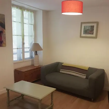 Rent this 2 bed apartment on 11 Rue des Bancs in 17400 Saint-Jean-d'Angély, France