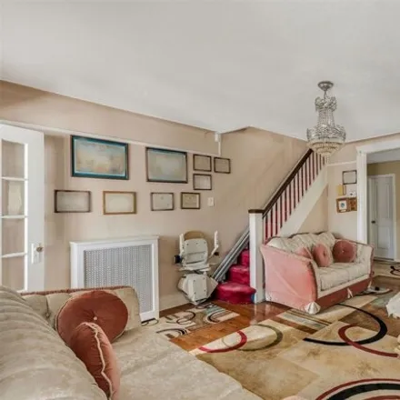 Image 4 - 87-51 139th Street, New York, NY 11435, USA - House for sale