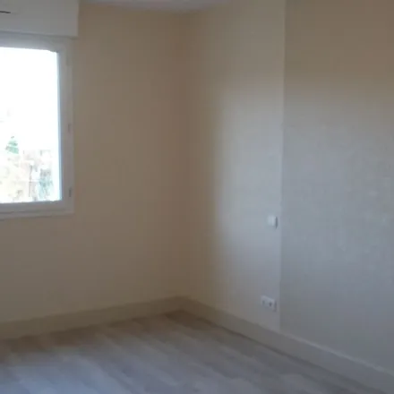 Rent this 3 bed apartment on 1 Rue Babeuf in 80000 Amiens, France