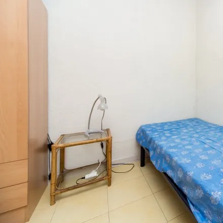 Rent this 3 bed room on Madrid in Zacatrus!, Calle de Fernández de los Ríos