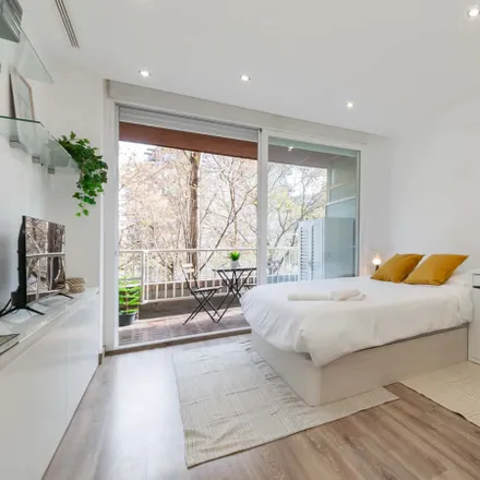 Rent this 5 bed room on Mamalisa in Gran Via de Carles III, 55