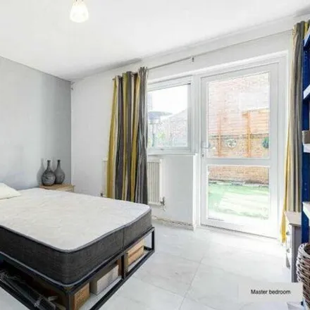 Image 5 - Oyster Court, 85 Crampton Street, London, SE17 3BF, United Kingdom - Apartment for sale
