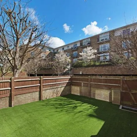 Image 4 - Albert Mews, 2-12 Albert Mews, Ratcliffe, London, E14 8EH, United Kingdom - Townhouse for rent