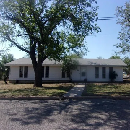 Image 6 - 1118 Ash Street, Llano, TX 78643, USA - House for sale