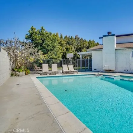 Image 3 - 14801 Community Street, Los Angeles, CA 91402, USA - House for sale