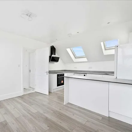 Image 9 - Burntwood Lane, Garratt Lane, London, SW17 0PD, United Kingdom - Apartment for rent