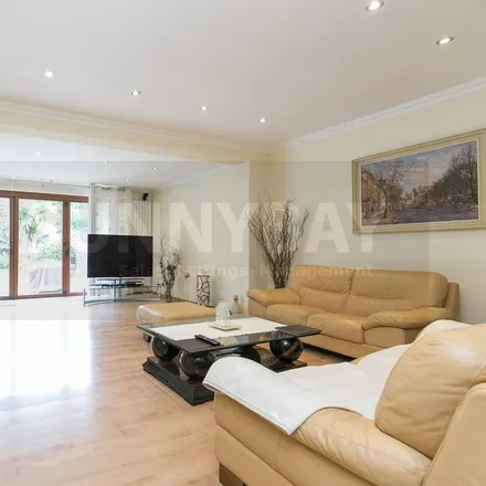 Image 2 - 14 Firstway, Cottenham Park, London, SW20 0JD, United Kingdom - Townhouse for rent