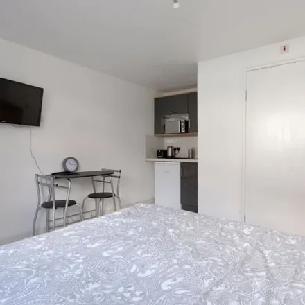 Image 2 - The Vale, Hendon Way, Childs Hill, London, NW2 2NA, United Kingdom - Apartment for rent