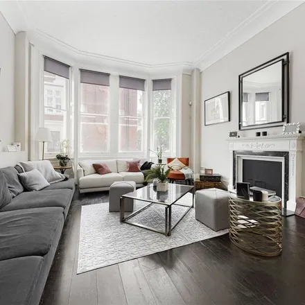Rent this 3 bed apartment on Cadogan Place in London, SW1X 9BS