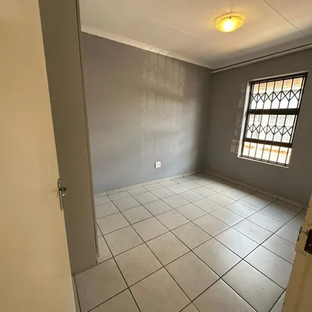 Image 6 - Progress Road, Lindhaven, Roodepoort, 1725, South Africa - Townhouse for rent