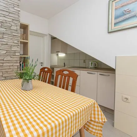 Rent this 2 bed apartment on 21328 Drašnice