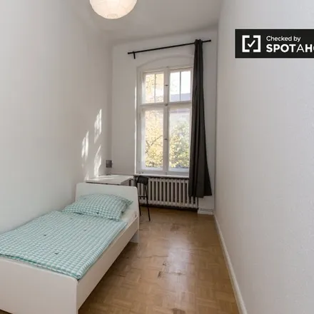 Rent this 8 bed room on Hohenzollerndamm 143a in 14199 Berlin, Germany