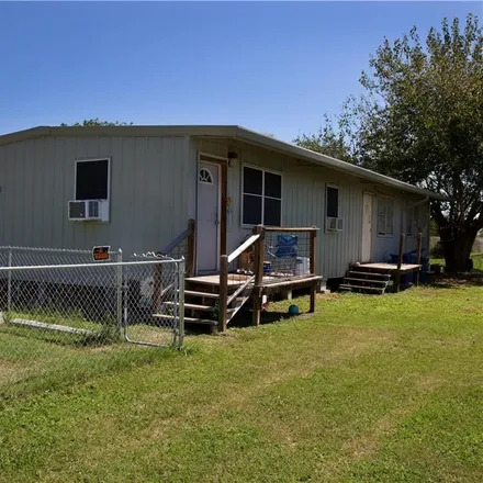 Image 2 - 716 Moreno Street, Mathis, TX 78368, USA - House for sale