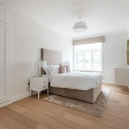 Image 6 - Chesterfield House, Chesterfield Gardens, London, W1J 7TL, United Kingdom - Room for rent