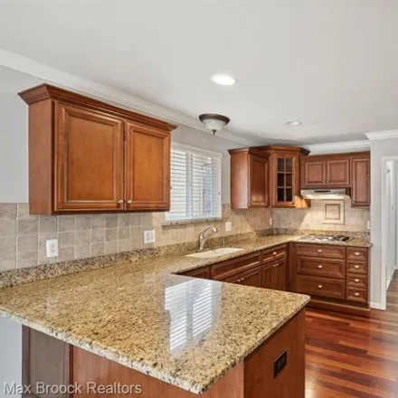 Image 3 - 53714 Pine Creek Court, Shelby Charter Township, MI 48316, USA - Condo for sale