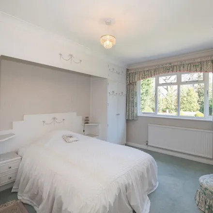 Rent this 4 bed apartment on Cobbetts Hill in Elmbridge, KT13 0UB