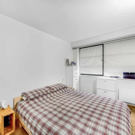 Rent this 2 bed apartment on Regent's Canal towpath in London, N1 0TB