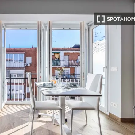 Rent this studio apartment on Madrid in Calle de Gonzalo de Berceo, 15
