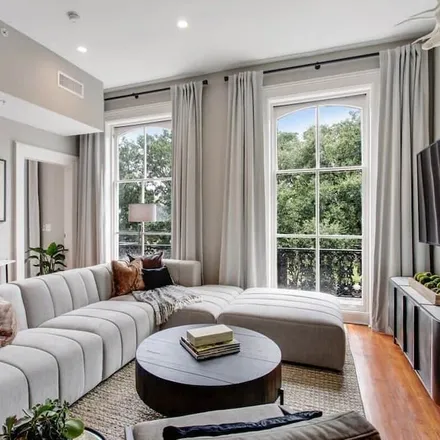 Rent this 6 bed condo on Savannah