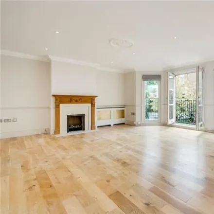 Rent this 4 bed room on 10 Eagle Place in London, SW7 3RE
