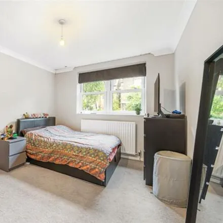 Image 4 - Franklin Close, London, SE27 0PT, United Kingdom - Apartment for sale