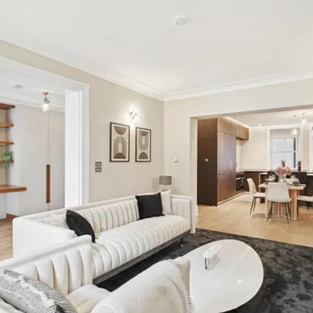 Rent this 5 bed room on 51 Drayton Gardens in London, SW10 9RF