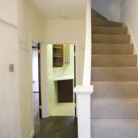 Rent this 4 bed townhouse on 15 Clifton Avenue in London, W12 9DR