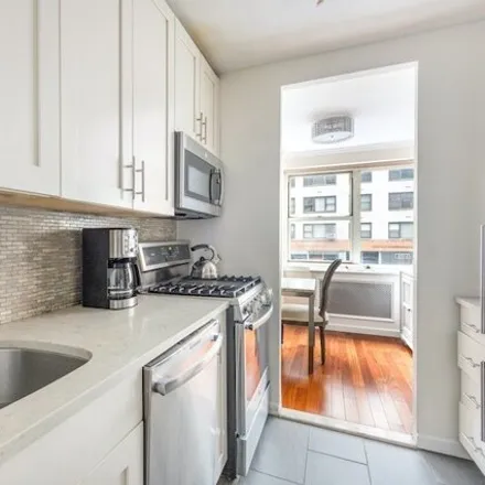 Image 4 - 233 East 69th Street, New York, NY 10021, USA - Apartment for sale