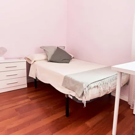 Rent this 4 bed room on Calle Virgen de Robledo in 7, 41010 Seville