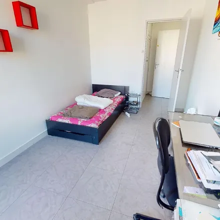 Rent this 3 bed apartment on 96 Cours Fauriel in 42100 Saint-Étienne, France