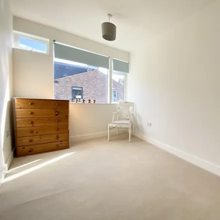 Rent this 3 bed house on 16 Dale Grove in London, N12 8EA