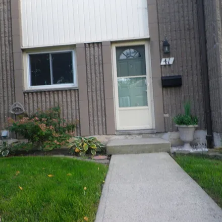 Rent this 2 bed townhouse on Big Bee Convenience & Food Mart in Lake Street, St. Catharines