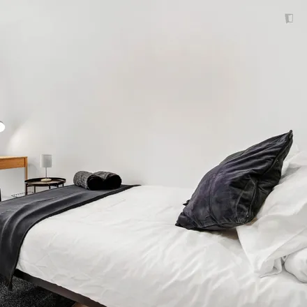 Rent this 9 bed room on Amplifon in Calle de Carranza, 10