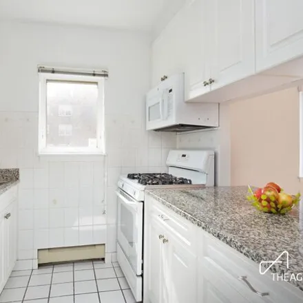 Image 3 - 3800 Blackstone Avenue, New York, NY 10463, USA - Condo for sale