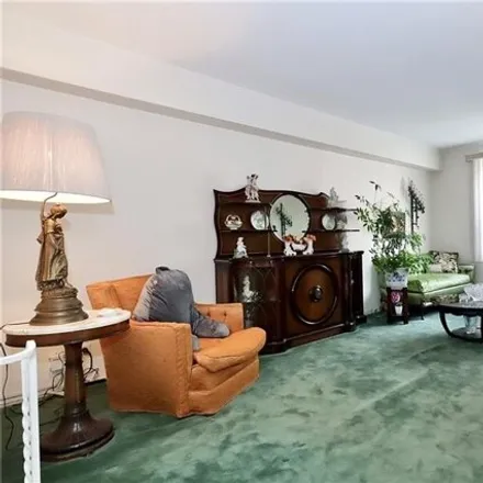 Image 2 - 702 Kathleen Place, New York, NY 11235, USA - Apartment for sale