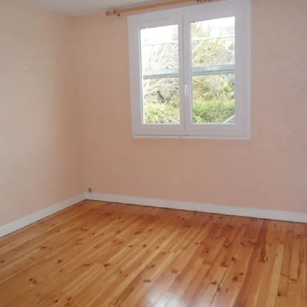 Rent this 5 bed apartment on 12 rue Lagarlaye in 63000 Clermont-Ferrand, France